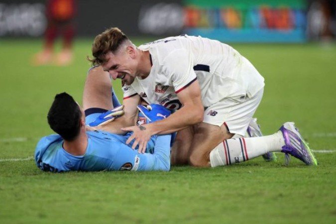 O goleiro Özer defende três cobranças seguidas de pênalti e sai como herói do triunfo por 1 a 0 do Lille sobre a Roma -  (crédito: Foto:  Paolo Bruno/Getty Images)