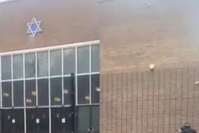 Vídeo mostra policiais cercando o suspeito, antes da execução