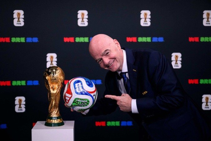 O presidente da Fifa, Gianni Infantino, apresenta Trionda: a bola tem cores e detalhes em referência ao Canadá, aos Estados Unidos e ao México - (crédito: Divulgação/Fifa) O presidente da Fifa, Gianni Infantino, apresenta Trionda: a bola tem cores e detalhes em referência ao Canadá, aos Estados Unidos e ao México - (crédito: Divulgação/Fifa)