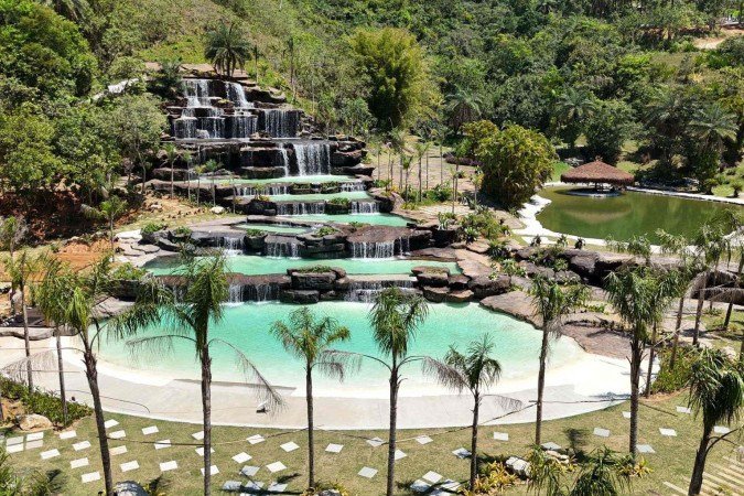 Cachoeira construída com 40 toneladas de lixo retirados do mar vira atração