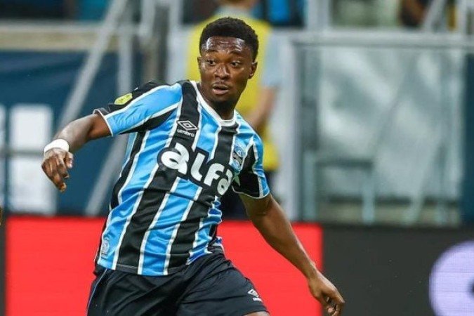 FRANCIS AMUZU - O atacante entrou na vaga de PavÃ³n, mas se voltou para jogadas na defesa, com poucos acertos nas tentativas de percorrer o campo - NOTA: 5,5
