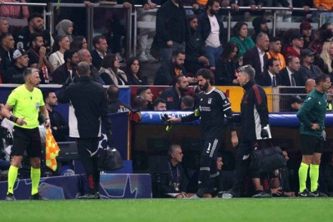 Momento em que Alisson deixa o gramado após lesão na partida contra o Galatasaray -  (crédito: Foto: Justin Setterfield/Getty Images)