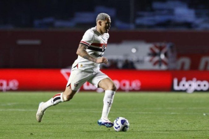 LUCIANO - Acabou a zica! Depois de dez jogos, vários gols perdidos, o atacante veio do banco de reservas e conseguiu enfim marcar o seu gol, fechando a vitória tricolor no Castelão. Nota: 6 - Foto: Rubens Chiri/São Paulo