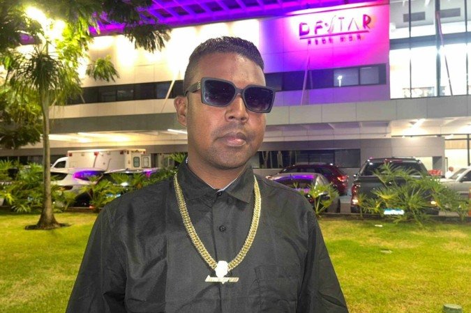 o jovem decidiu ir até a porta do hospital DF Star, onde o cantor segue internado em estado grave após suspeita de intoxicação - (crédito: Vitória Torres/CB/D.A.Press) o jovem decidiu ir até a porta do hospital DF Star, onde o cantor segue internado em estado grave após suspeita de intoxicação - (crédito: Vitória Torres/CB/D.A.Press)