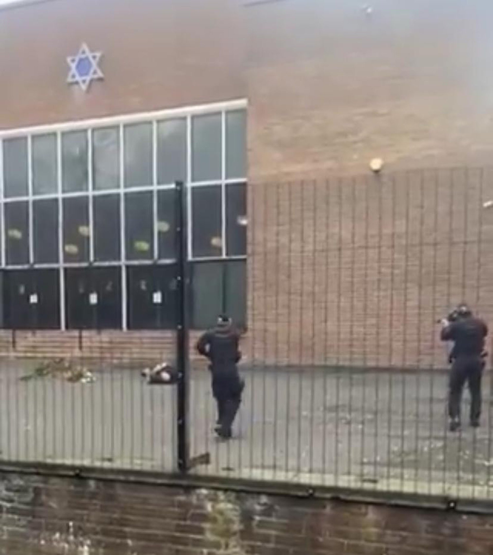 Imagem de vídeo mostra policiais cercando o suspeito, antes de o executarem, diante da sinagoga 