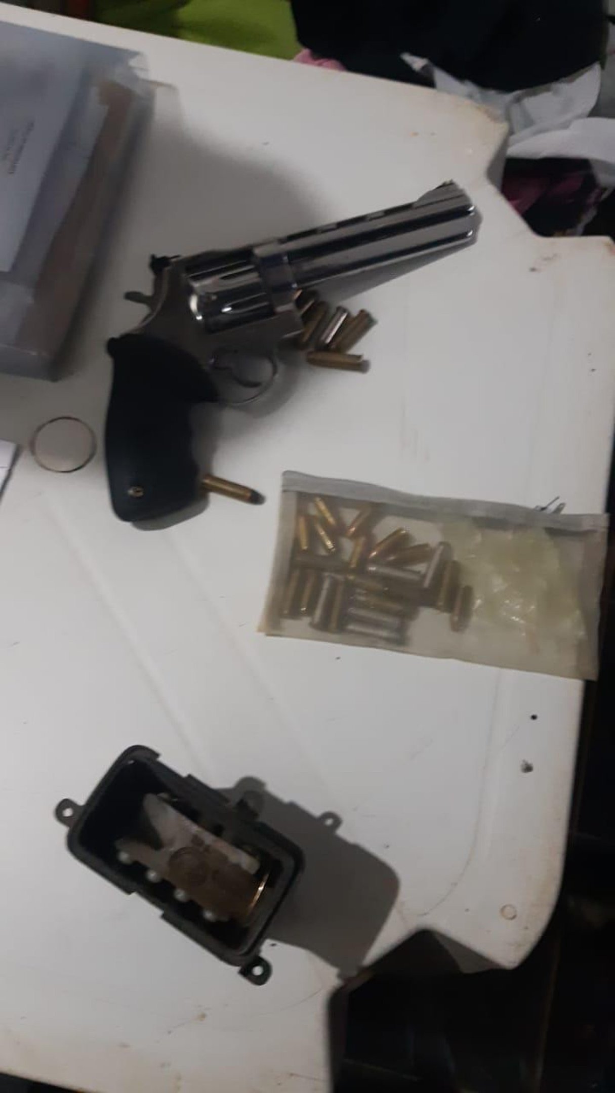 Durante a ação, a polícia apreendeu uma arma de fogo e efetuou três prisões