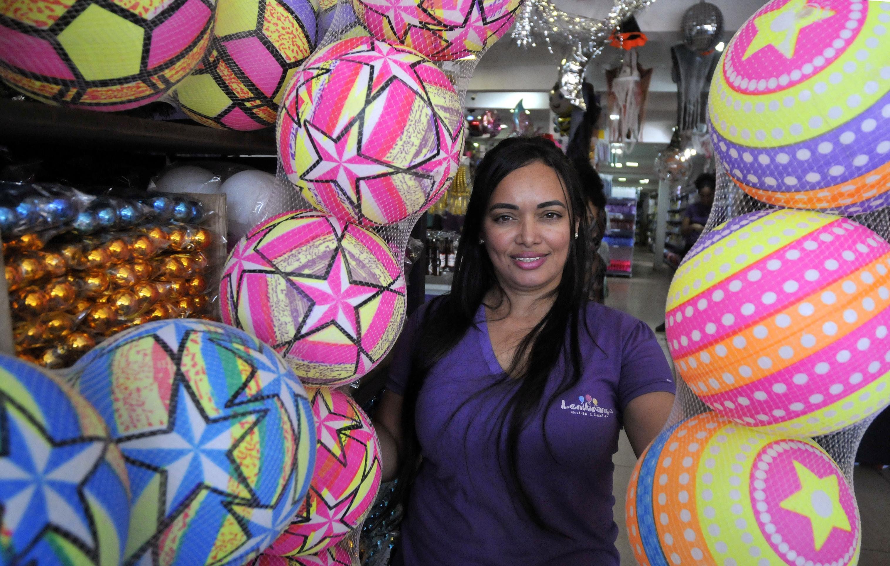  03/10/2025 Crédito: Marcelo Ferreira/CB/D.A Press. Brasil. Brasília - DF - Compra para o dia das crianças. Carmen Lucia. Gerente da loja Lembranças Data e Festas