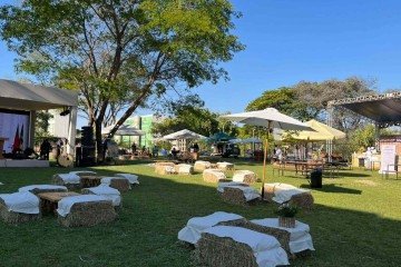 Os jardins da Embaixada de Portugal abrigam o evento nesta sexta e sábado -  (crédito: Júlia Sirqueira/CB)