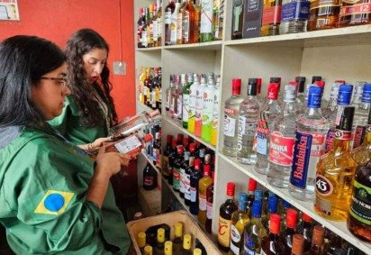 Força-tarefa de fiscalização de bebidas alteradas com metanol, na Grande em São Paulo: no estudo da UFSCar, o contaminante identificado é o nitrito de sódio
 -  (crédito:  Defesa Civil de São Paulo/Divulgação) -Força-tarefa de fiscalização de bebidas alteradas com metanol, na Grande em São Paulo: no estudo da UFSCar, o contaminante identificado é o nitrito de sódio
 -  (crédito:  Defesa Civil de São Paulo/Divulgação)