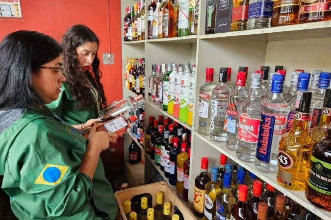 Força-tarefa de fiscalização de bebidas alteradas com metanol, na Grande em São Paulo: no estudo da UFSCar, o contaminante identificado é o nitrito de sódio
 -  (crédito:  Defesa Civil de São Paulo/Divulgação)