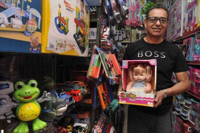  03/10/2025 Crédito: Marcelo Ferreira/CB/D.A Press. Brasil. Brasília - DF - Compra para o dia das crianças. Djalma Pereira ,Gerente da loja  Vitória Toys