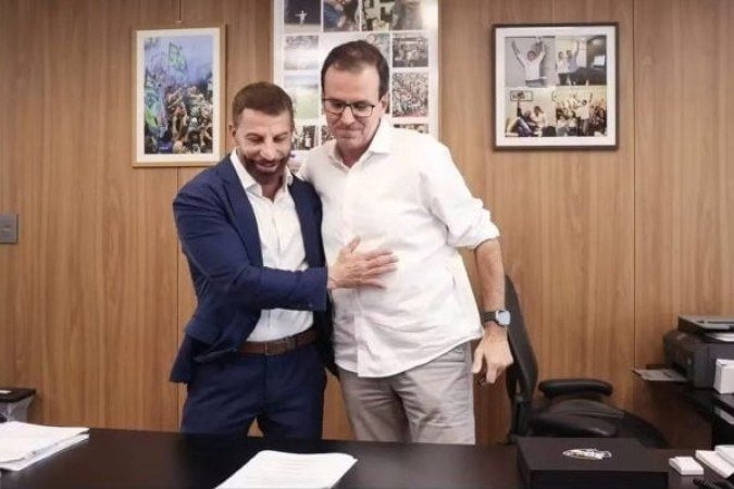 Pedrinho e Eduardo Paes celebram acordo que acelera reforma de São Januário - (crédito: Foto: Dikran Sahagian/Vasco) Pedrinho e Eduardo Paes celebram acordo que acelera reforma de São Januário - (crédito: Foto: Dikran Sahagian/Vasco)