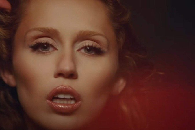 Miley Cyrus reinventa sua vida e lança música emocionante dedicada ao pai -  (crédito: TMJBrazil)
