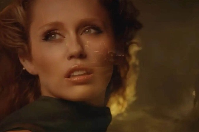 Miley Cyrus revela que ainda guarda roupas de Liam Hemsworth -  (crédito: TMJBrazil)