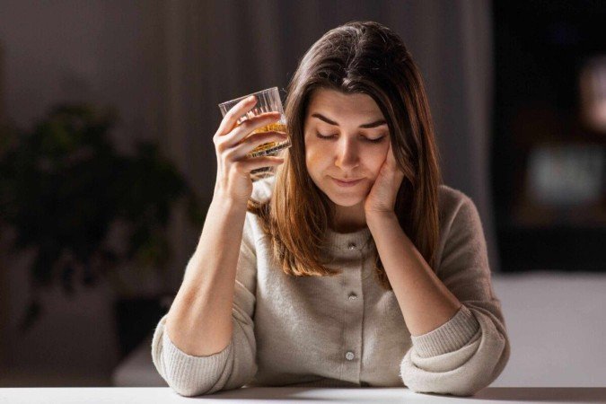 É importante ficar atento aos sinais da intoxicação por metanol (Imagem: Syda Productions | Shutterstock) - (crédito: EdiCase) É importante ficar atento aos sinais da intoxicação por metanol (Imagem: Syda Productions | Shutterstock) - (crédito: EdiCase)