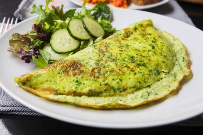 Omelete com espinafre (Imagem: Photo_Olivia | Shutterstock) -  (crédito: EdiCase)