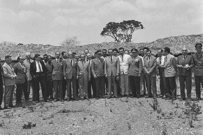 Primeira visita de JK ao Sítio Castanho - 2 de outubro de 1956. Juscelino Kubitschek ao lado do governador Juca Ludovico e do general Teixeira Lott. Presente ainda, entre outros, o general Nelson de Mello, Chefe da Casa Militar; o governador da Bahia, Antônio Balbino; Israel Pinheiro, presidente da Novacap; Bernardo Sayão, vice-governador de Goiás; Altamiro Pacheco, presidente da Comissão de Cooperação; o arquiteto Oscar Niemeyer; Ernesto Silva, diretor da Novacap. E os jornalistas: José Morais, Secretário de Impresa do Catete; Francisco de Magalhães, da Agência Nacional; Alberto Homisi, de O Globo; Batista de Paula, da Última Hora; Armando de Paula, da Manchete; e Hebert Richers, cinegrafista.
- (crédito: Arquivo) Primeira visita de JK ao Sítio Castanho - 2 de outubro de 1956. Juscelino Kubitschek ao lado do governador Juca Ludovico e do general Teixeira Lott. Presente ainda, entre outros, o general Nelson de Mello, Chefe da Casa Militar; o governador da Bahia, Antônio Balbino; Israel Pinheiro, presidente da Novacap; Bernardo Sayão, vice-governador de Goiás; Altamiro Pacheco, presidente da Comissão de Cooperação; o arquiteto Oscar Niemeyer; Ernesto Silva, diretor da Novacap. E os jornalistas: José Morais, Secretário de Impresa do Catete; Francisco de Magalhães, da Agência Nacional; Alberto Homisi, de O Globo; Batista de Paula, da Última Hora; Armando de Paula, da Manchete; e Hebert Richers, cinegrafista.
- (crédito: Arquivo)