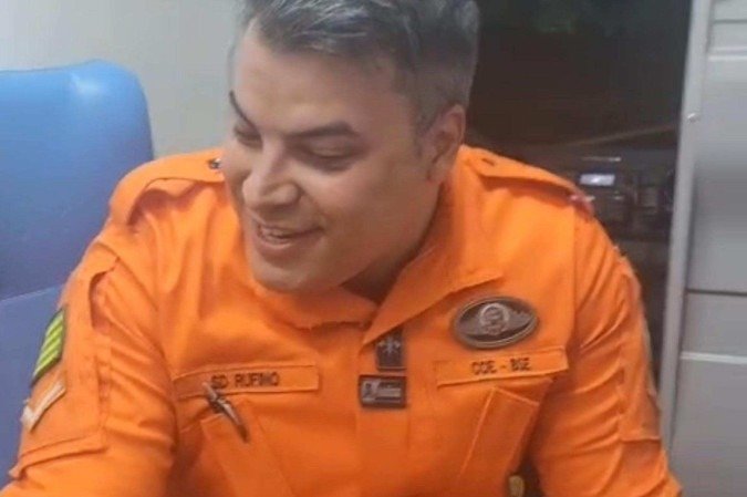 Vídeo: bombeiro canta para acalmar paciente em crise psiquiátrica