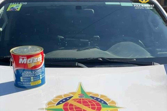 Foto: Reprodução/PMDF -  (crédito: A lata de tinta foi recuperada e entregue ao dono)