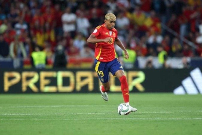 Lamine Yamal em cação com a camisa da seleção da Espanha -  (crédito: Foto: Alex Grimm/Getty Images)