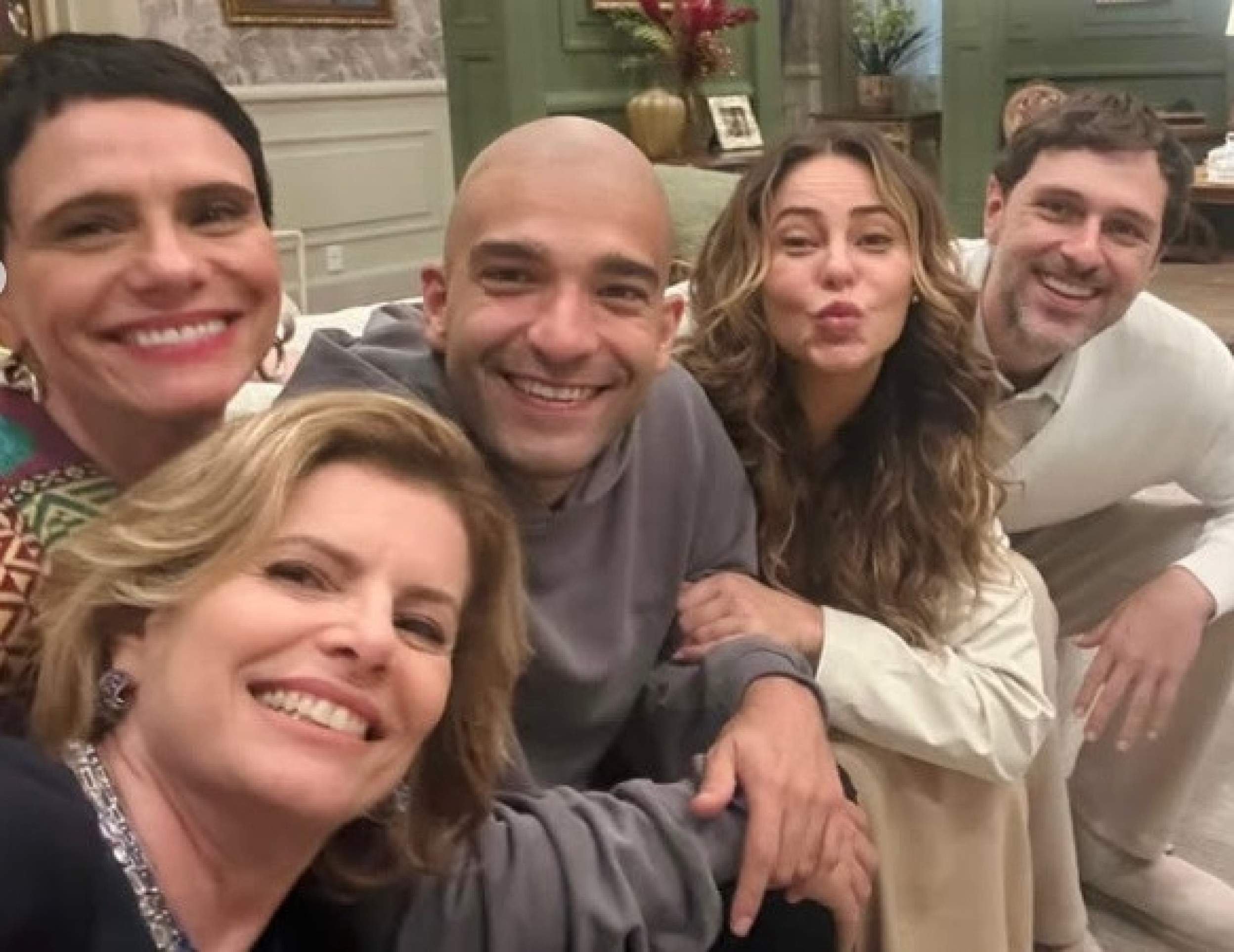 Débora Bloch se despede de equipe de Vale Tudo e Paolla Oliveira dá spoiler