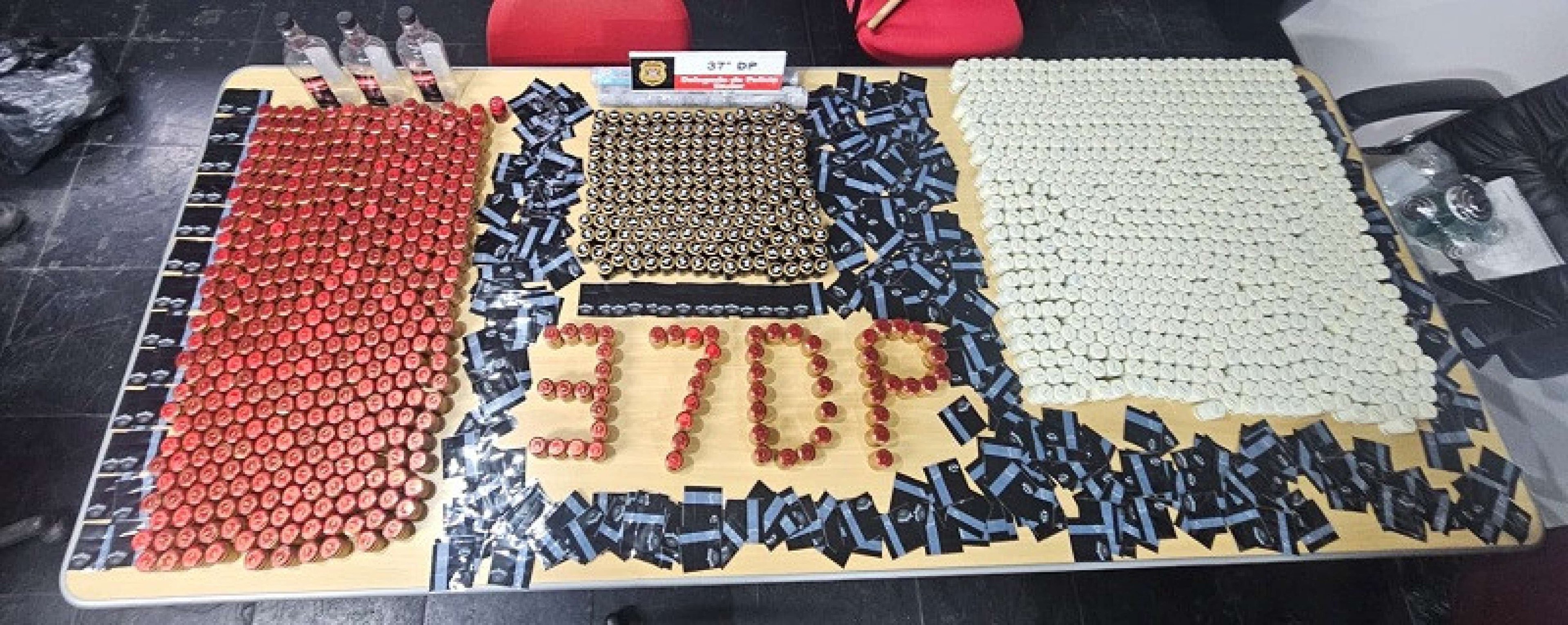 Duas mulheres foram presas com 162 garrafas de uísque falsificado, sem nota fiscal e rótulos desconhecidos no Brasil