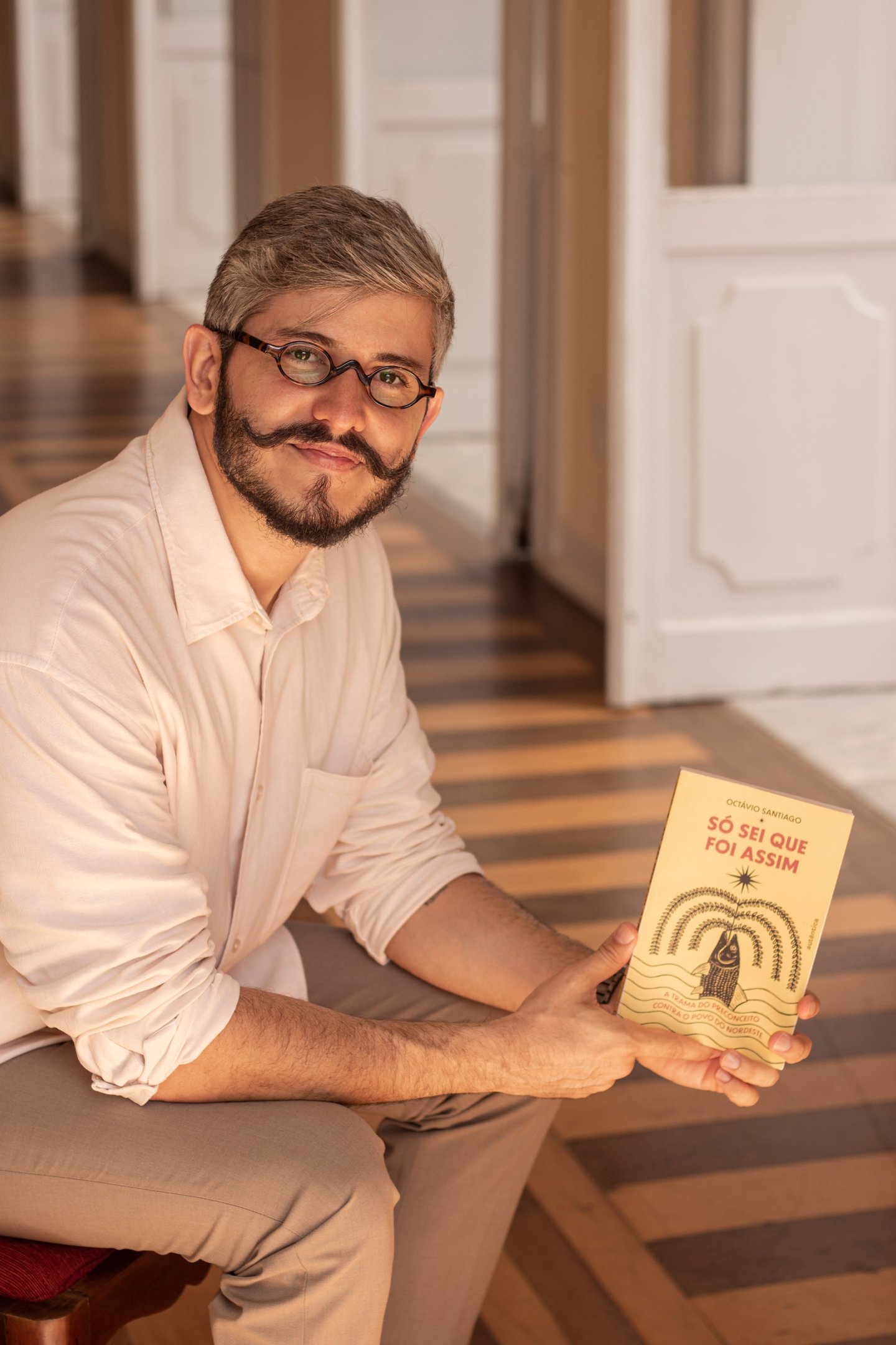 Octávio Santiago lança livro que discute o preconceito contra nordestinos