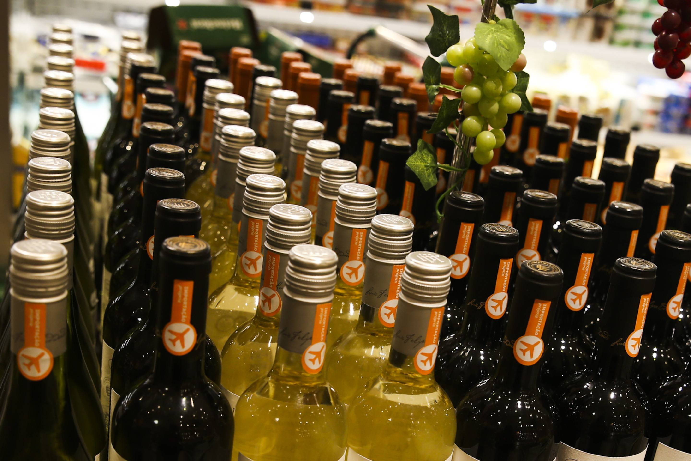 Bebidas fermentadas, como vinhos e cervejas, são mais difíceis de falsificar com aplicação de metanol por serem pouco viáveis economicamente -  (crédito: Valter Campanato/Agência Brasil)