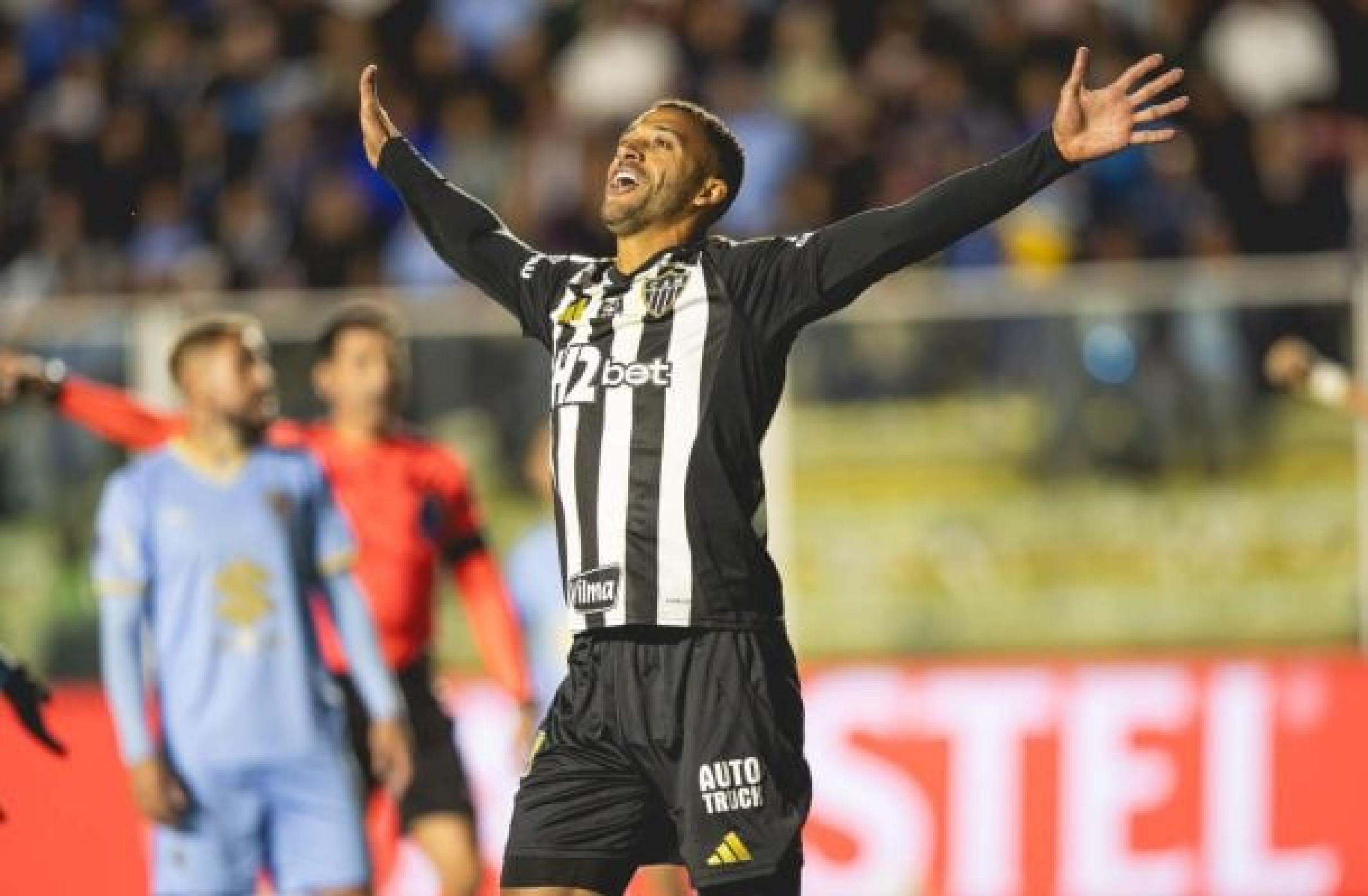 Atlético estuda permanência de Vitor Hugo, mas Bahia quer venda em definitivo