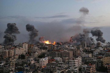 Colunas de fumaça sobem ao céu, durante bombardeios à Cidade de Gaza, em 9 de outubro de 2023, dois dias após o massacre no sul de Israel 