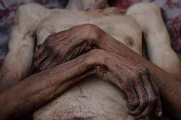 O corpo de Ahmad Al Assi, 51 anos, no Hospital Al-Shifa: morto em centro de distribuição de ajuda, em 31 de julho