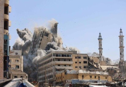 Bombardeio israelense à torre Al-Ghafari, na Cidade de Gaza, em 15 de setembro: ataques da aviação e da artilharia são rotineiros  -  (crédito: Omar Al-Qattaa/AFP)