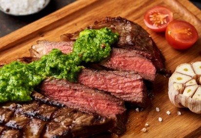 Picanha com molho chimichurri (Imagem: Tanya Sid | Shutterstock) -  (crédito: EdiCase) -Picanha com molho chimichurri (Imagem: Tanya Sid | Shutterstock) -  (crédito: EdiCase)