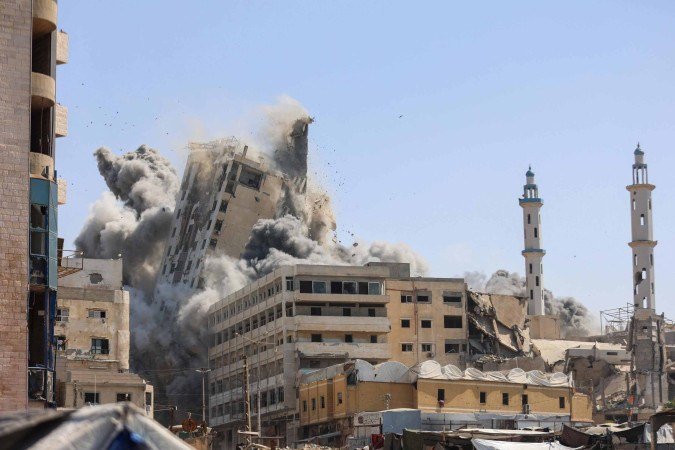 Bombardeio israelense à torre Al-Ghafari, na Cidade de Gaza, em 15 de setembro: ataques da aviação e da artilharia são rotineiros
 -  (crédito: Omar Al-Qattaa/AFP)