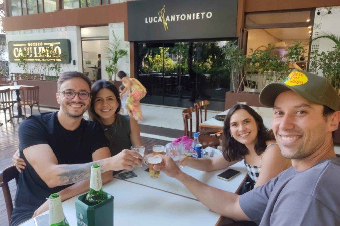  O grupo de amigos decidiu ficar só na cerveja -  (crédito:  Luiz Fellipe/CB/D.A Press)