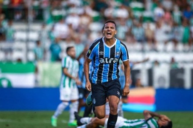 GUSTAVO MARTINS - Atuou improvisado como lateral-direito. Foi bem na marcaÃ§Ã£o, afinal, Ã© zagueiro, mas deixou a desejar no apoio - Nota 6,0 -A Foto: Lucas Uebel/GrÃªmio 