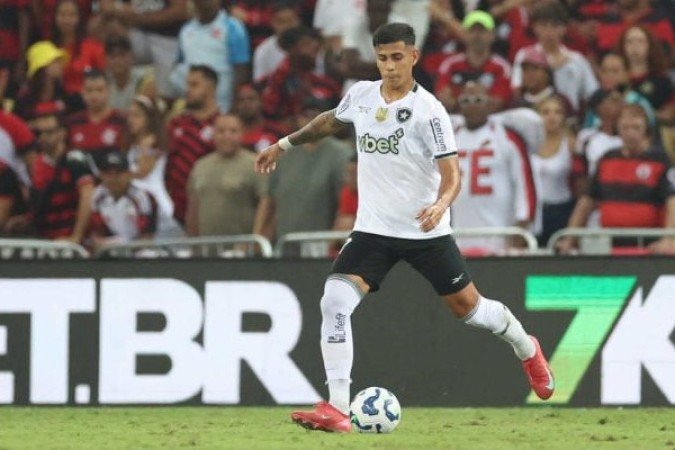 DAVID RICARDO - Envolvido no lado esquerdo da defesa. O Inter deitou e rolou por ali. Perdeu disputas pelo alto e ficou vendido na marcação. Depois, voltou para a defesa, mas a vaca já tinha ido para o brejo - NOTA: 2,5 - Foto: Vitor Silva/Botafogo