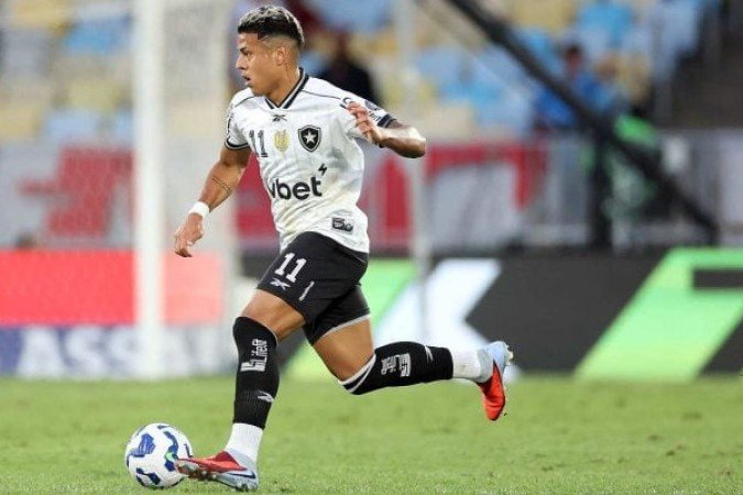 MARTINS - Chegou à linha de fundo e trabalhou de forma razoável pelo lado esquerdo. Bom passe para Ponte desperdiçar no fim - NOTA: 5,0 - Foto: Vitor Silva/Botafogo