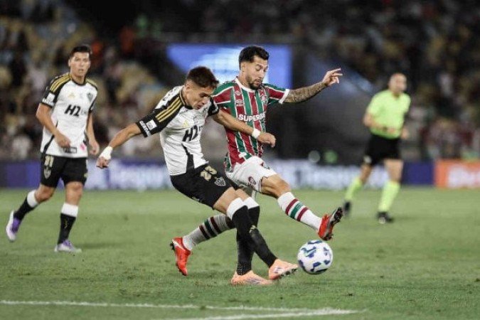 LUCHO ACOSTA – O baixinho tem muita habilidade e objetividade, distribuindo o jogo com rapidez. Seu passe para John Kennedy chutar no lance do gol de Samuel Xavier é coisa para poucos. NOTA 7,5. Foto: Lucas Merçon/Fluminense