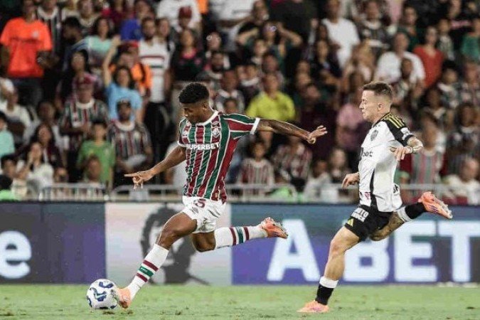 HÉRCULES – Muito bem ajudando a defesa e defendendo espaços, e dando a possibilidade para Martinelli aparecer um pouco mais no ataque. NOTA 6,5. Foto: Lucas Merçon/Fluminense