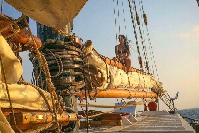 Giulia Baccosi trabalhando na cozinha do navio -  (crédito: Matthias Berg/Klima Segler)