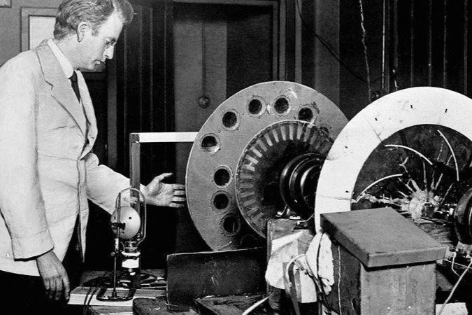 William Taynton e Margaret Baird, esposa do inventor escocês John Logie Baird, inspecionam um dos seus primeiros aparelhos televisores em uma recepção em homenagem ao inventor em Londres, no dia 14 de agosto de 1963 -  (crédito: Keystone via Getty Images)