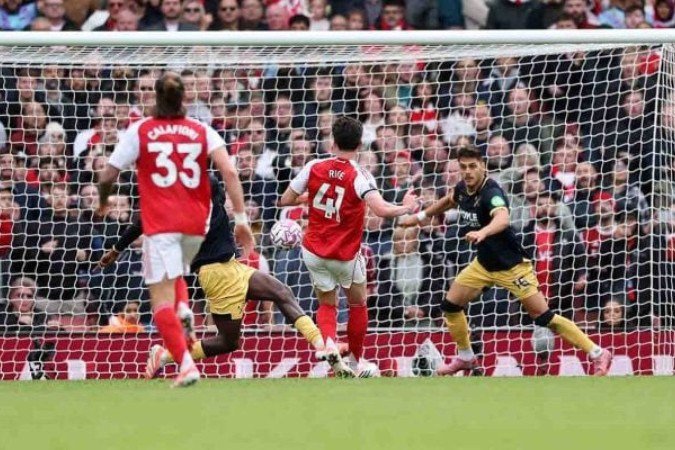 Momento do gol marcado por Declan Rice na vitória do Arsenal sobre o West Ham -  (crédito: Foto: Julian Finney/Getty Images)