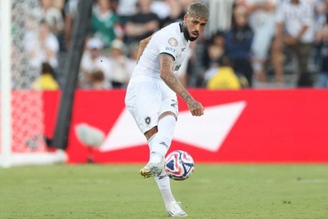 BARBOZA - Teve que jogar por ele e Gabriel, que estava meio inseguro. Boa presença de área. Rechaçou alguns ataques do Inter, mas tomou o amarelo de sempre - NOTA: 5,0 - Foto: Vitor Silva/Botafogo