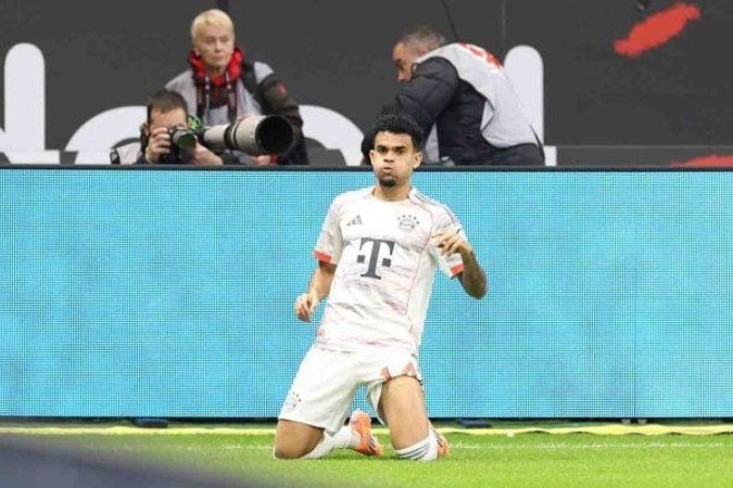 Luis Diaz celebra um dos seus gols na fácil vitória do Bayern sobre o Frankfurt, fora de casa - (crédito: Foto: Alexander Hassenstein/Getty Images) Luis Diaz celebra um dos seus gols na fácil vitória do Bayern sobre o Frankfurt, fora de casa - (crédito: Foto: Alexander Hassenstein/Getty Images)