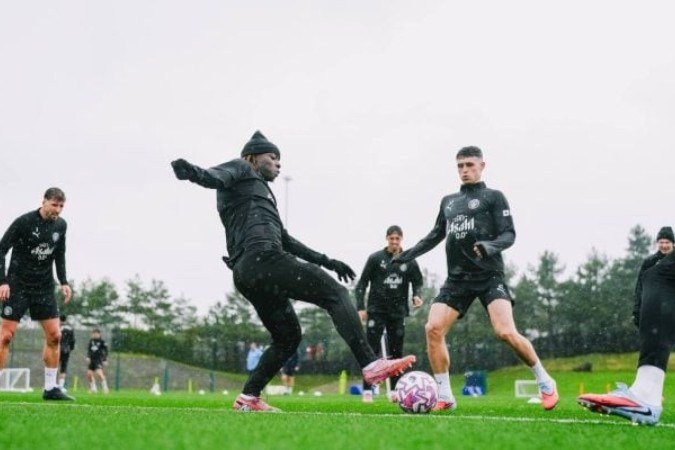 Jogadores do Manchester City durante treinamento da equipe -  (crédito: Foto: Divulgação)