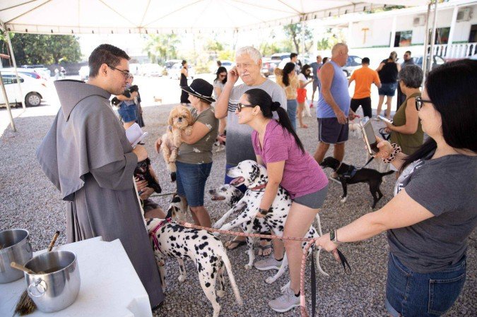 Centenas de brasilienses se revezaram durante todo o dia para renovar a fé e demonstrar amor e respeito aos animais -  (crédito: Fotos: Mariana Campos/CB/D.A Press)