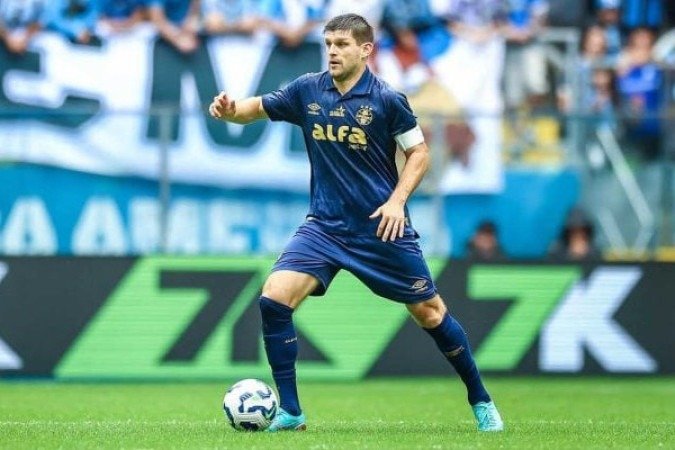 KANNEMANN - Fez boa partida, mas foi expulso injustamente no final do primeiro tempo. Entretanto, deu um exemplo ao se recusar a sair de campo mesmo sendo capitão - Nota 5,5 - Foto: Lucas Uebel/Grêmio 