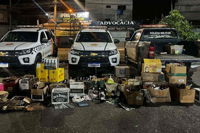 No laboratório, foram apreendidas diversas caixas de garrafas vazias, rótulos de bebidas alcoólicas, tampas, maquinário e produtos químico
 -  (crédito: PMDF/Divulgação)