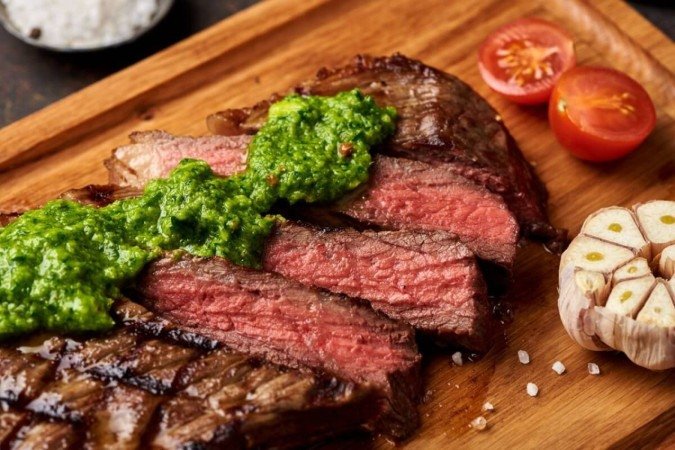 Picanha com molho chimichurri (Imagem: Tanya Sid | Shutterstock) - (crédito: EdiCase) Picanha com molho chimichurri (Imagem: Tanya Sid | Shutterstock) - (crédito: EdiCase)